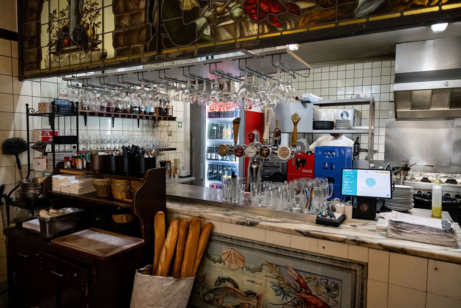 Comptoir du Pré Salé avec verres suspendus, pompes à bière et pains