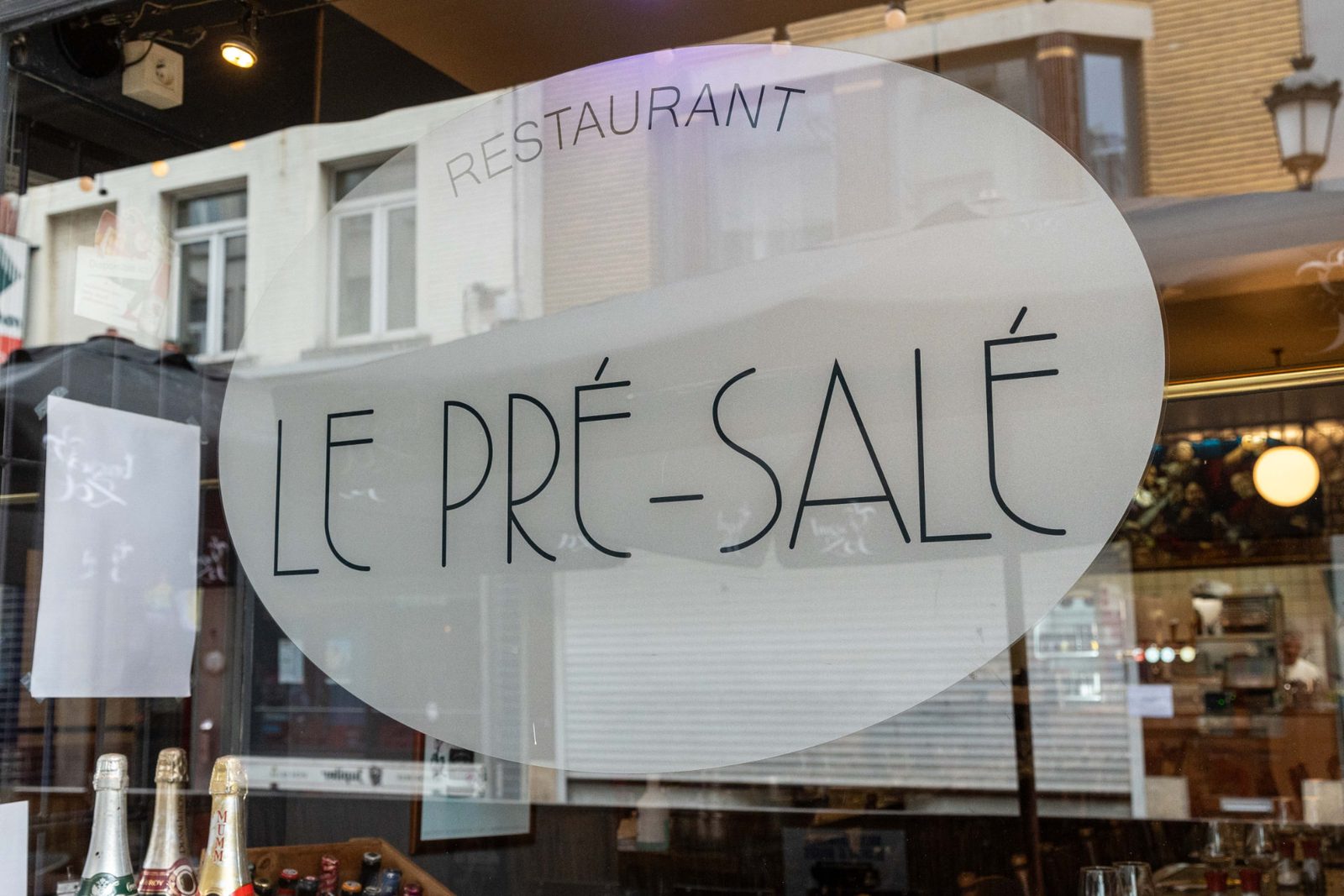 Enseigne « Restaurant Le Pré-Salé » peinte sur la vitrine, rue de Flandre à Bruxelles