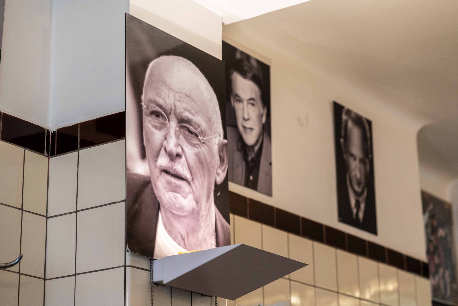 Mur de portraits en noir et blanc des habitués et personnalités du Pré Salé, quartier Sainte-Catherine