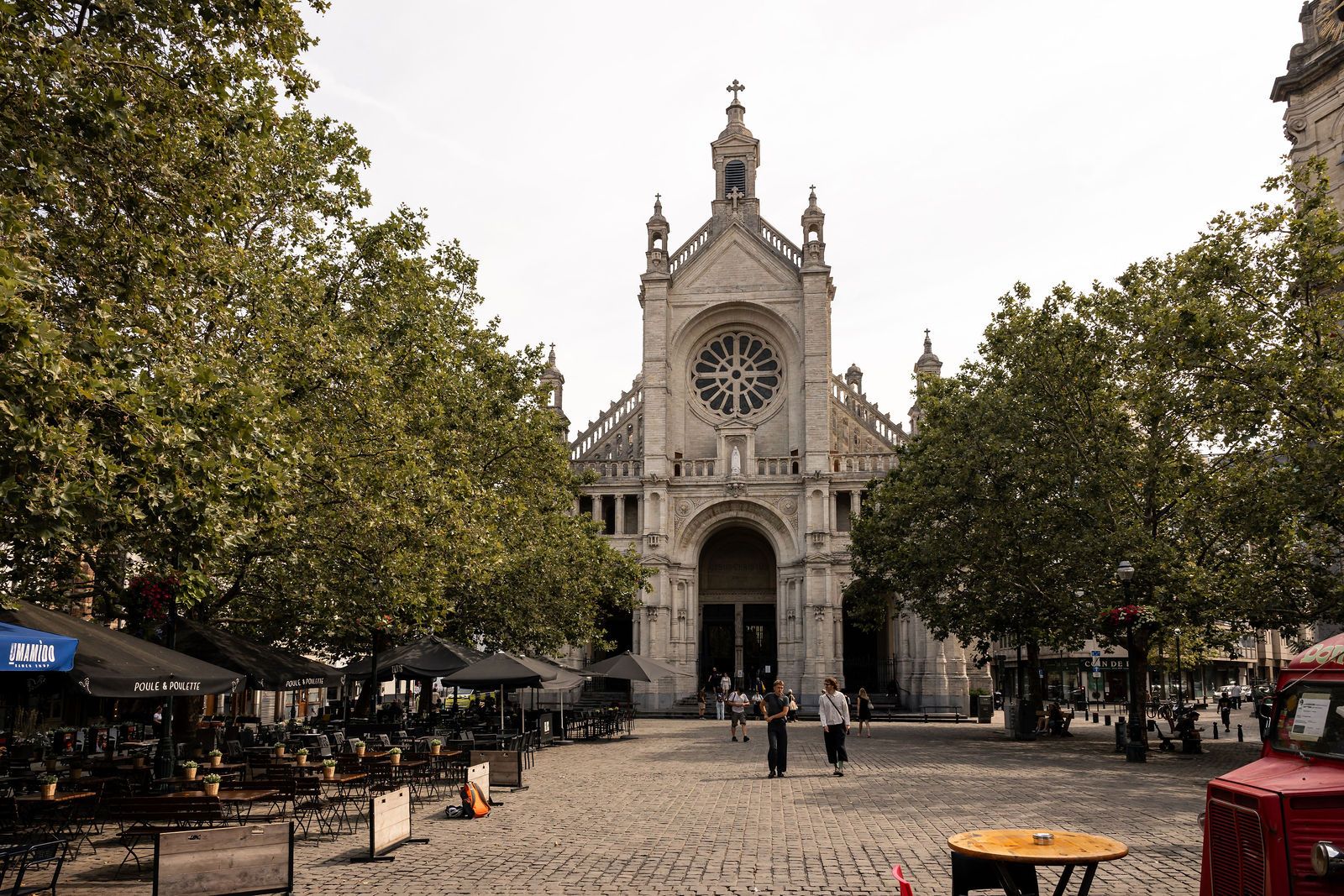 Église Sainte-Catherine et sa place, à deux pas du Pré Salé