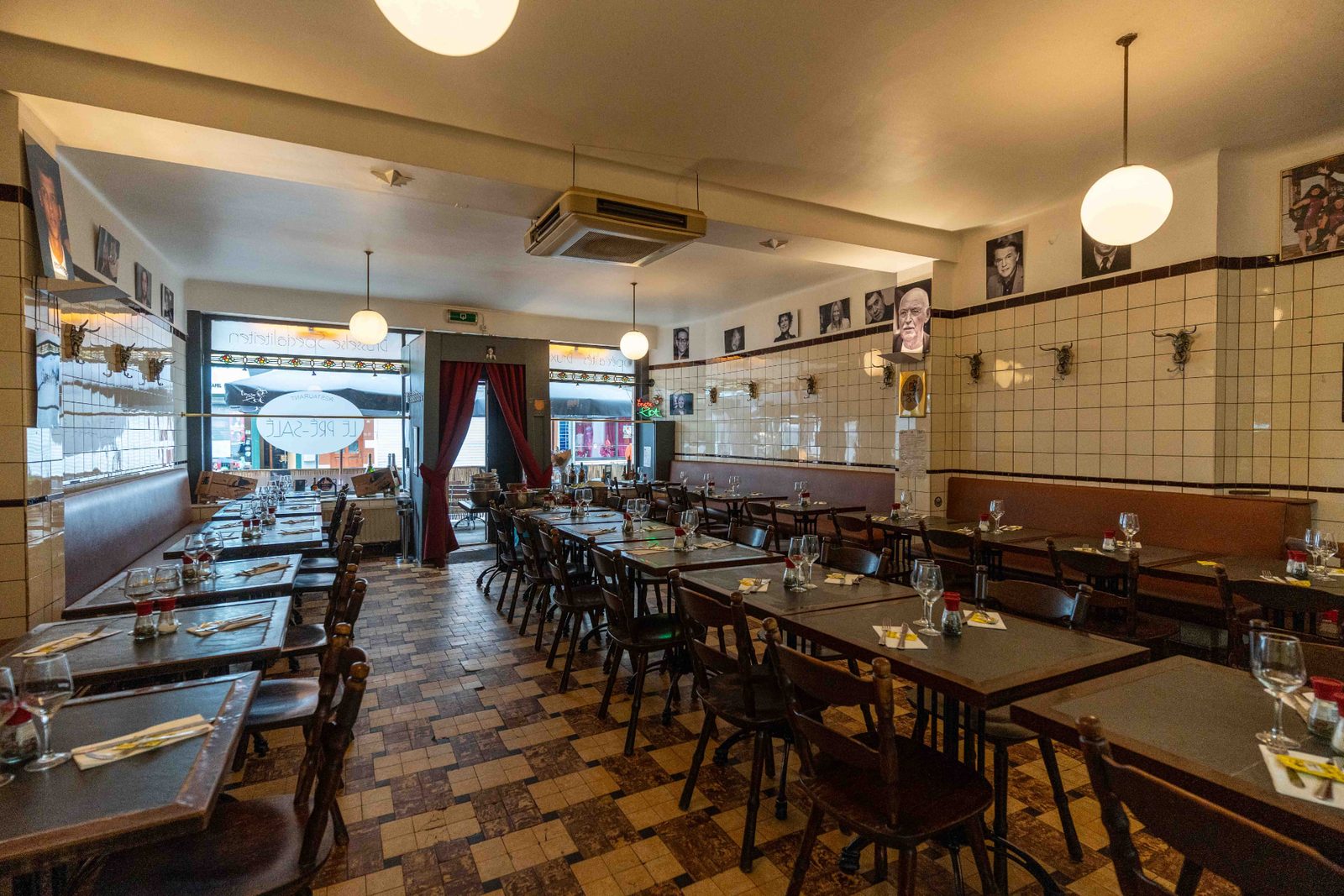 Salle du Pré Salé vue vers la vitrine et l'enseigne « Restaurant Le Pré Salé », spécialités bruxelloises