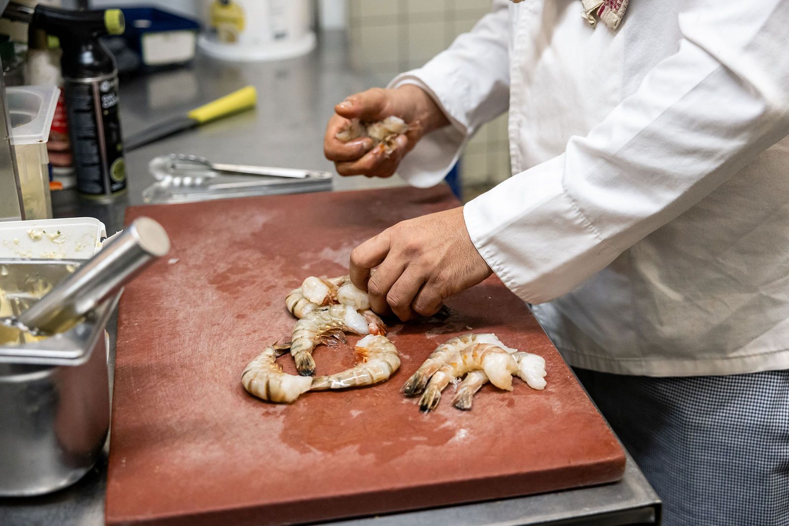 Préparation des scampis frais décortiqués sur la planche de la cuisine