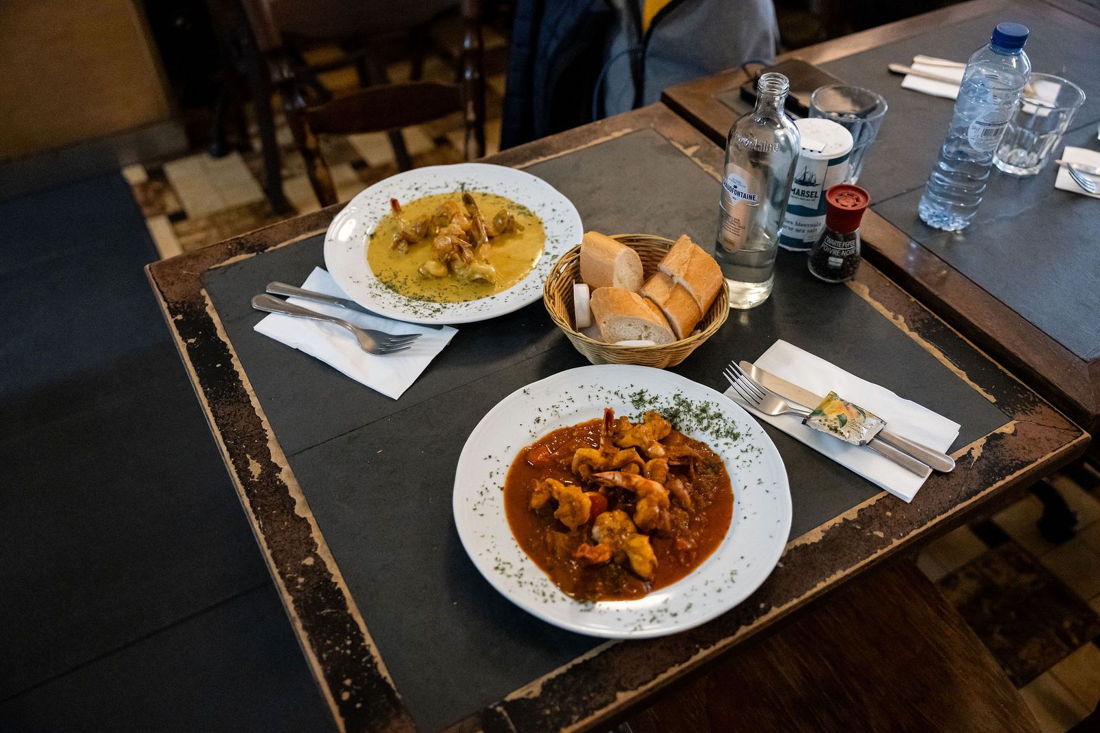 Table servie au Pré Salé avec deux plats belges, du pain et de l'eau
