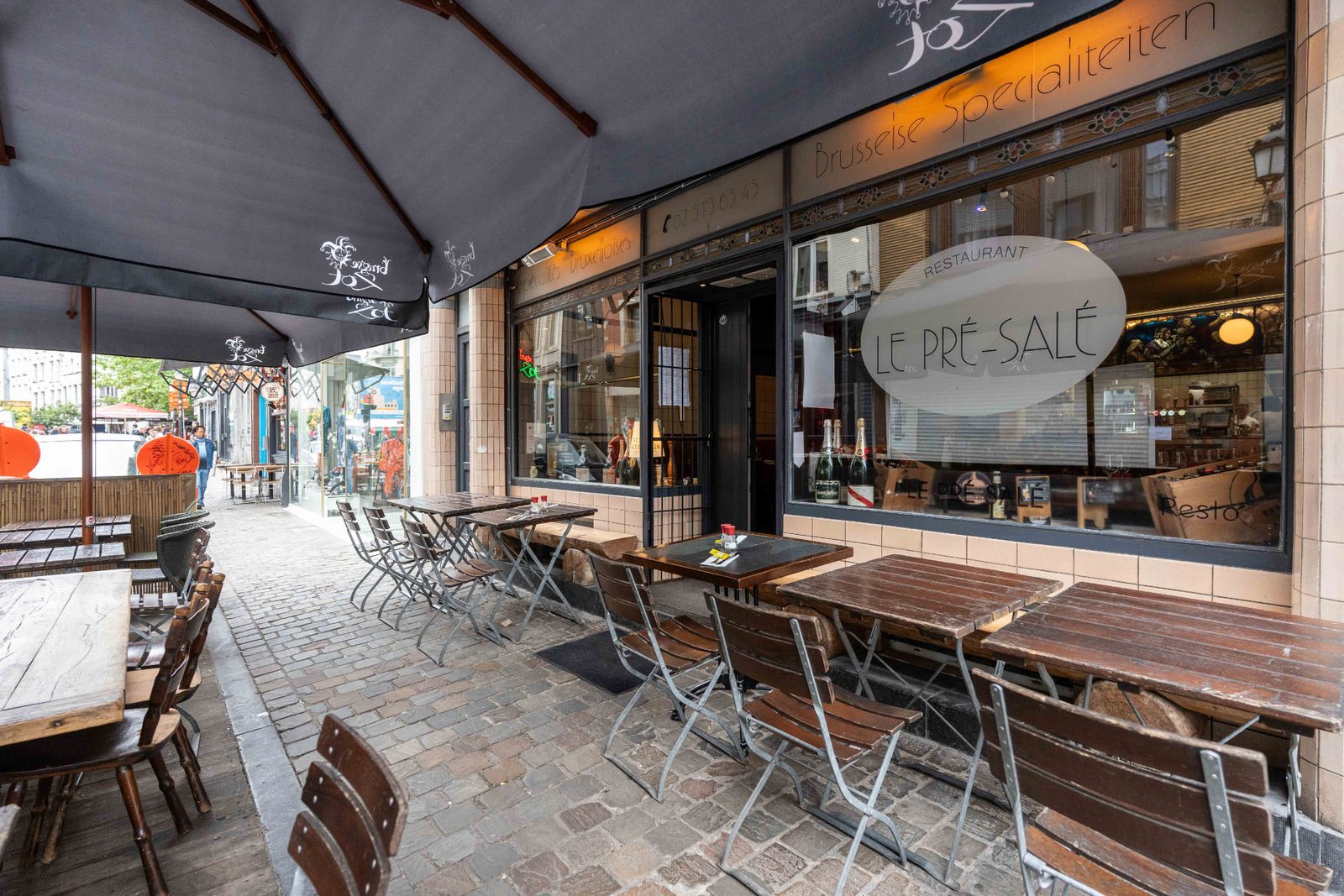 Terrasse pavée du Pré Salé rue de Flandre, à deux pas de Sainte-Catherine