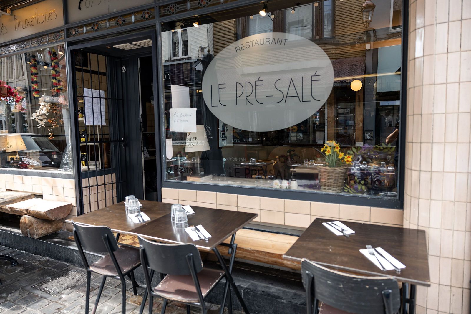 Vitrine du restaurant Le Pré Salé et tables en terrasse rue de Flandre